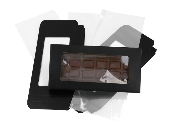 Präsentschachtel für Schokoladentafeln im 3er Pack. Ein Ausschnitt auf der Vorderseite gibt den Blick frei auf Ihre Schokoladentafel. Zum hygienischen Einpacken liegen 3 Zellglasbeutel mit Klebestreifen bei. Maße der Schokoladenverpackung: 160x80x15mm M